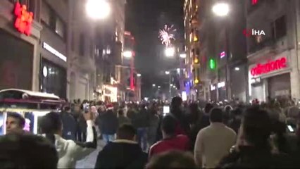 Taksim'de Vatandaşlar Yeni Yıla Böyle Girdi
