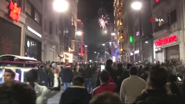 Taksim'de Vatandaşlar Yeni Yıla Böyle Girdi