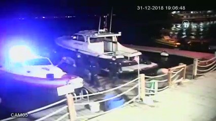Denize düşen genç kızı deniz polisi kurtardı - İZMİR