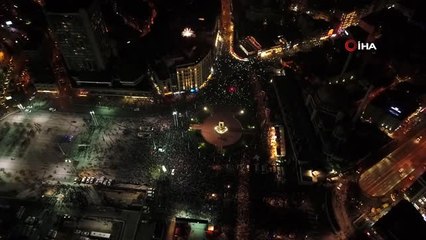 Taksim Meydanında Yeni Yıl Coşkusu Havadan Görüntülendi