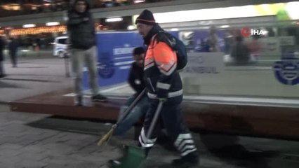 Taksim Meydanı'ında Herkes Eğlenirken Onlar Temizlik Yaptı