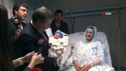 Bakan Koca'dan yeni yılın bebeğine ziyaret