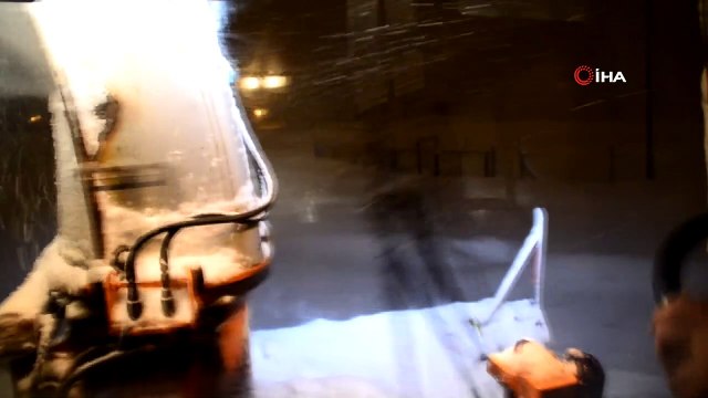 Yeni yıla köy yolu açarak girdiler