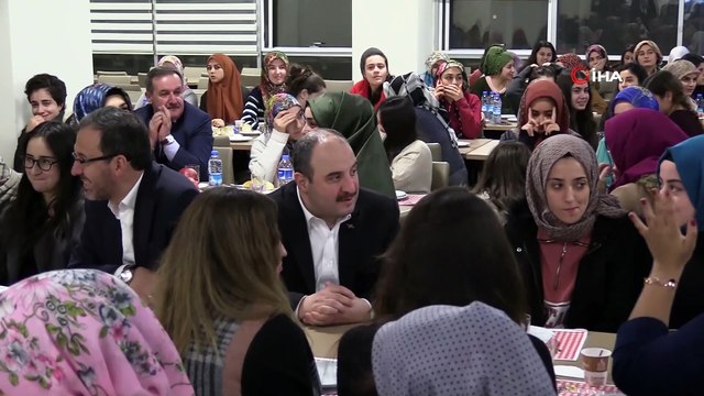 Bakan Kasapoğlu ve Bakan Varank, Ankara Gölbaşı’nda bulunan KYK öğrenci yurtlarına sürpriz ziyaret gerçekleştirdi