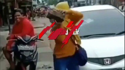 Suami Kepergok Bersama Wanita Lain, Istri Lempar Kaca Mobil dengan Batu Besar