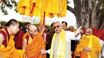Nitish Kumar meets Dalai Lama at Mahabodhi Temple in Bodh Gaya | OneIndia News