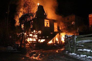 Ev Alev Alev Yandı, İtfaiye Yolda Kaldı