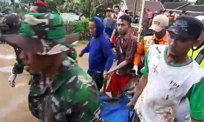 Evakuasi 3 Jenazah Korban Longsor Disambut Isak Tangis Keluarga