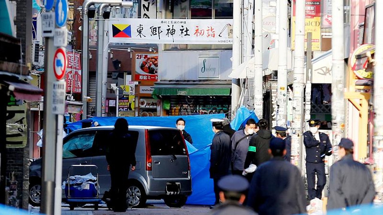 Tokio: Auto rast in Feiernde