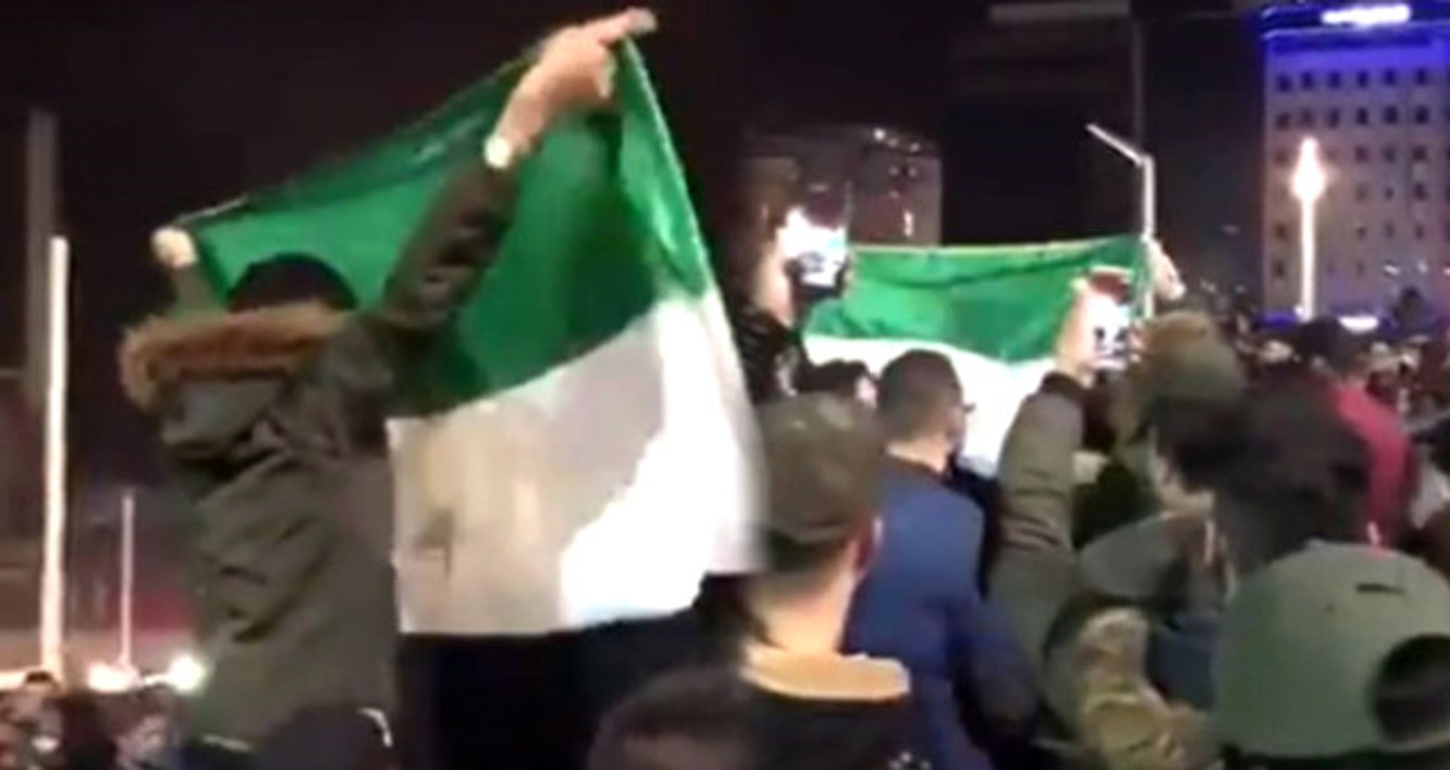 Taksim Meydanı'nda Suriyelilerin Yılbaşı Kutlaması Dikkat Çekti -  Dailymotion Video