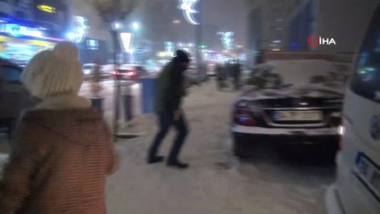 İranlı turistlerin yılbaşında kartopu sevinci