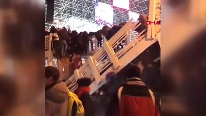 Dha Dış - Moskova'da Yeni Yıl Kutlaması Sırasında Köprü Çöktü 13 Yaralı - 2 - Ek Görüntü