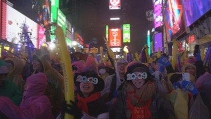 Miles de personas dan la bienvenida a 2019 bajo la lluvia en Times Square