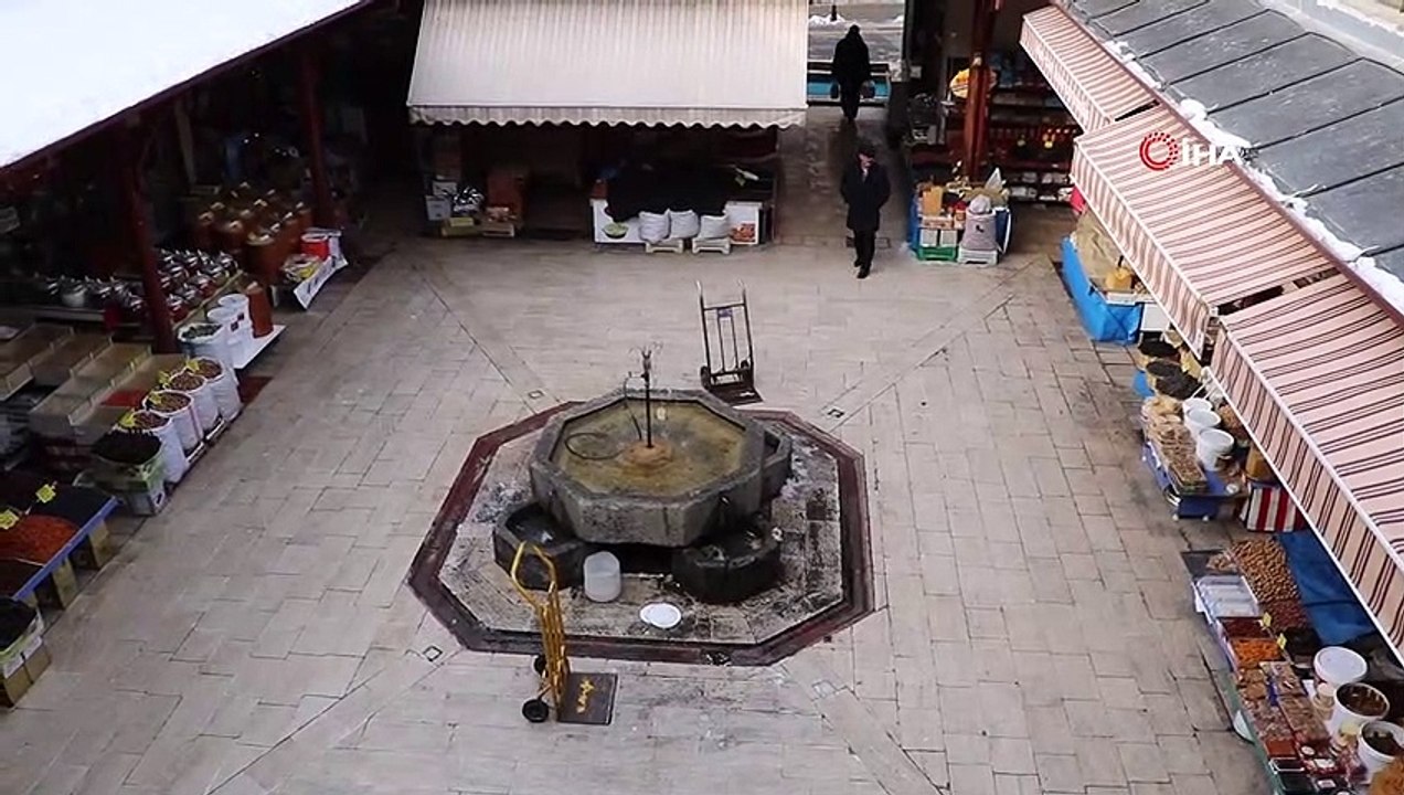 500 yıllık han, aç güvercinlere ev sahipliği yapıyor