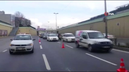 Seyrantepe'de İş Makinesi Taşıyan Tır Üst Geçide Takıldı