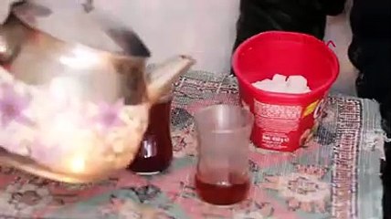 Kardan evin içinde çay içip bağlama çaldılar