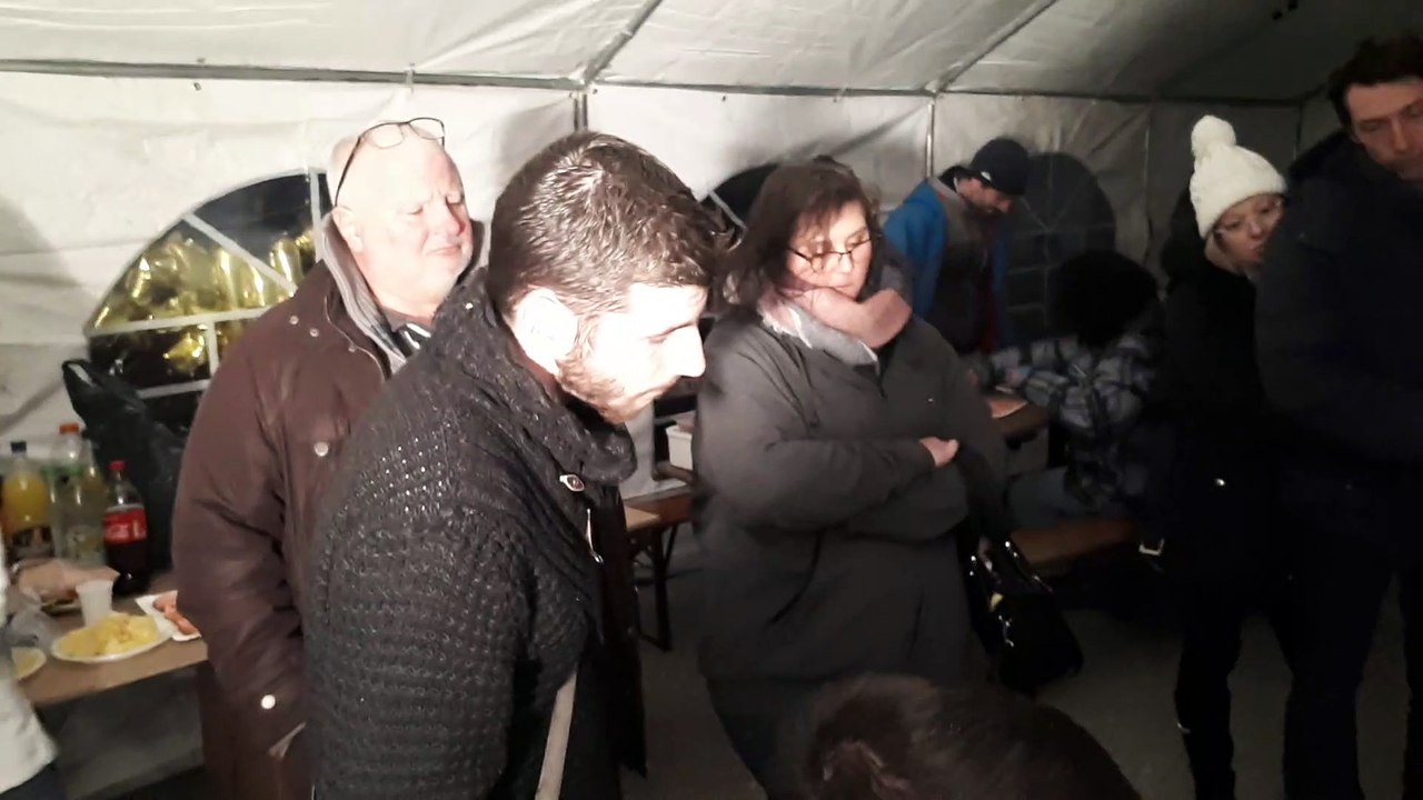 Gilets jaunes au Pont-de-Beauvoisin : "Le jaune, il faut le boire, il faut pas le casser !"