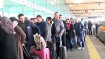 Atatürk Havalimanı'nda Dönüş Kuyruğu Terminal Dışına Taştı