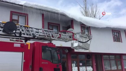 Tehlike Oluşturan Buz Sarkıtları İtfaiye ile Temizlendi