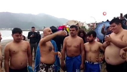 Yeni Yılı Yağmur Altında Denize Girerek Karşıladılar