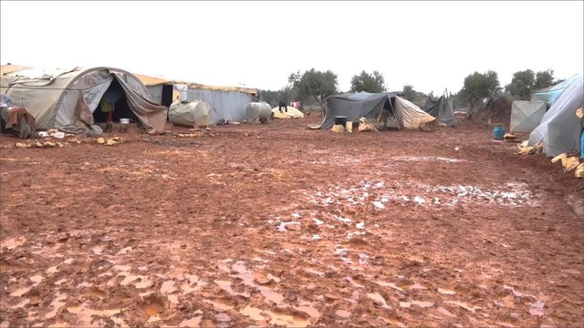 السيول تفاقم معاناة آلاف النازحين على الحدود السورية التركية