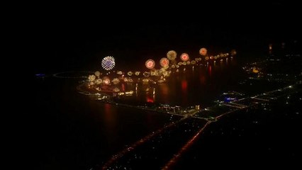 شاهد: أبو ظبي تحتفل بالعام الجديد بتحطيم رقم غينيس للألعاب النارية