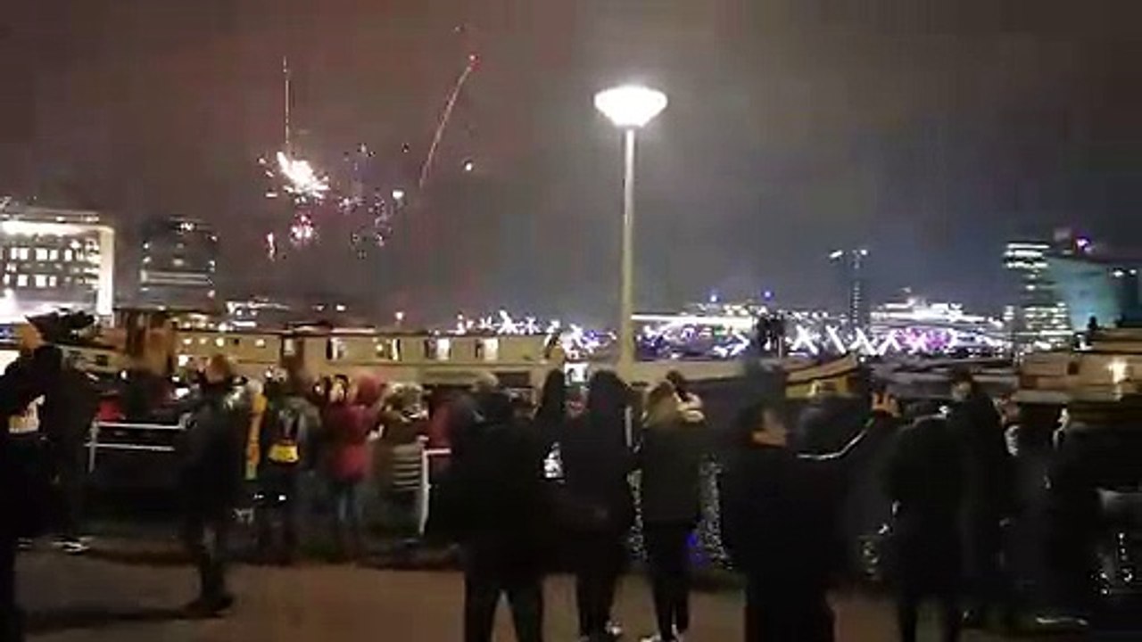 Ce fou tire au revolver à Amsterdam pour fêter le nouvel an !