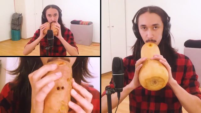 Il joue de la musique dans des légumes troués en guise de flûtes