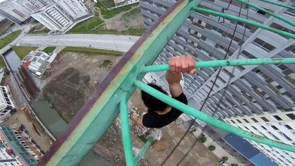 Il se suspend dans le vide à une grue à 50m du sol !