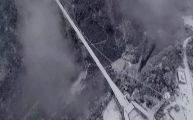 Dünyanın En Yüksek Cam Zeminli Köprüsü Kara Büründü