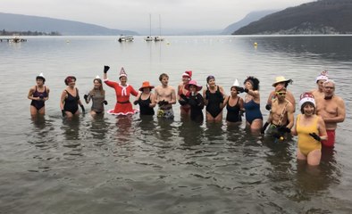 Pour fêter 2019, ils nagent dans les eaux glacées du lac d’Annecy