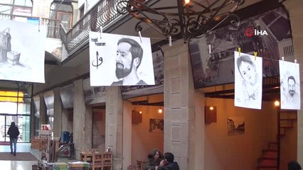 Video İzleyerek Resim Yapmayı Öğrendi, Yaptıklarını Gören Hayran Kalıyor