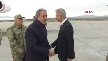 Bakan Akar, Beraberindeki Komutanlar ile Yılın Son Gecesinde Suriye Sınırına Gitti