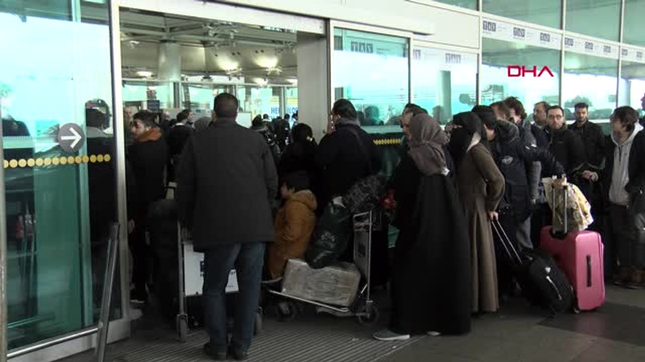 İstanbul Atatürk Havalimanı'nda 'Tatil Dönüşü' Yoğunluğu... Uzun Kuyruklar Oluştu