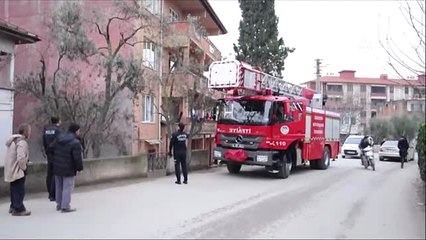 Çatıda Asılı Kalan Güvercini İtfaiye Kurtardı