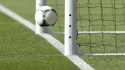 لاعب يكسر عارضة مرمى الفريق المنافس في الدوري الأسترالي