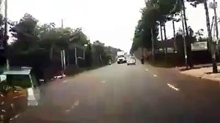 Thanh niên chạy ẩu, đâm trực diện vào ô tô - hiện trường kinh hoàng khiến không ai dám nhìn