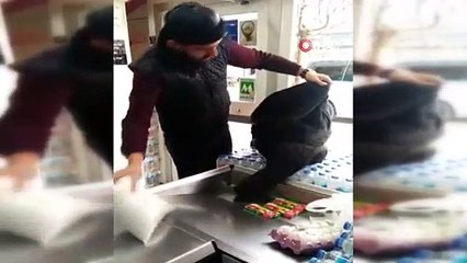 Poşete para vermemek için montunu poşet yaptı