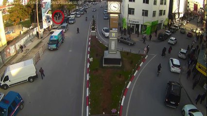 Araca taş atarak 300 bin lira çalan şüpheliler kameraya yansıdı - MERSİN