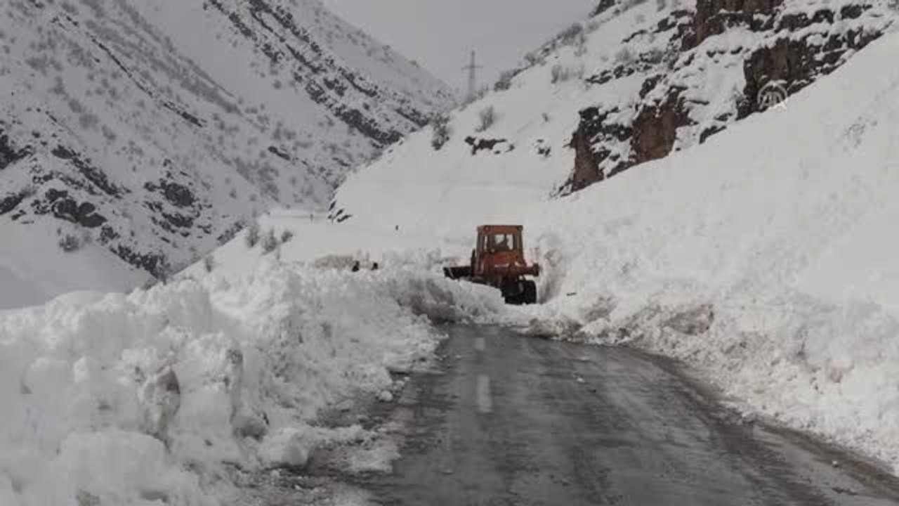 Hakkari-Şırnak Kara Yolunda Çığ Düşmesi Sonucu Kapandı