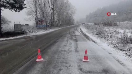 下载视频: Edremit-Yenice Yolu Kar Yağışı Nedeniyle Trafiğe Kapandı