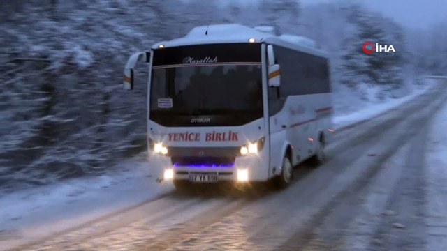 Edremit-Yenice yolu kar yağışı nedeniyle trafiğe kapandı
