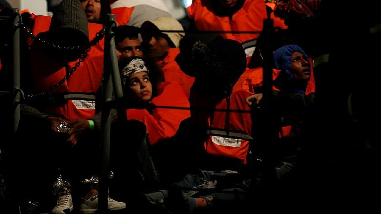 Malta fecha porto a navio com 49 migrantes