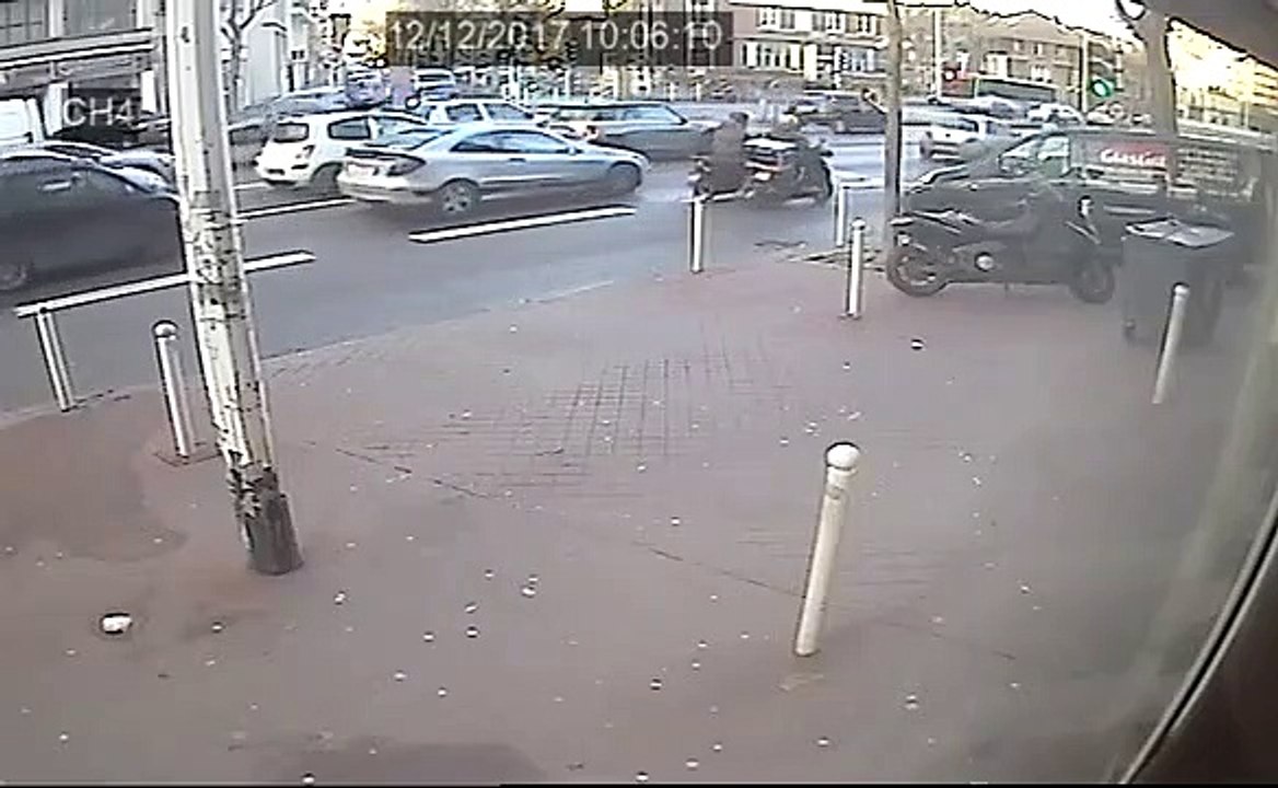 Quand une dépanneuse perd sa voiture en pleine route... Oups