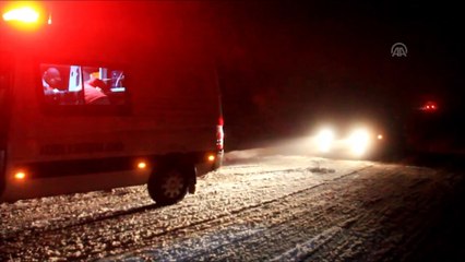 Manisa'da kar nedeniyle yolda mahsur kalanlar kurtarıldı