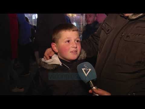 Mijëra njerëz festojnë në sheshin “Skënderbej” - News, Lajme - Vizion Plus