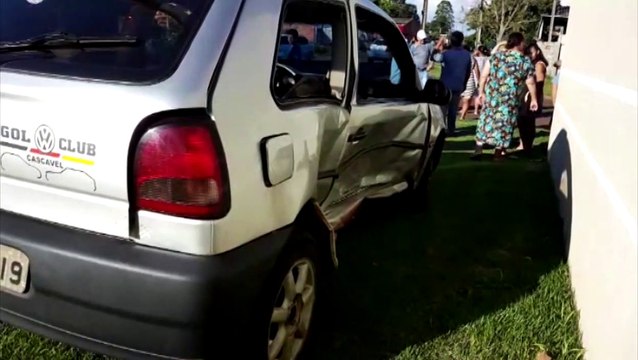 Homem se fere em colisão entre dois automóveis