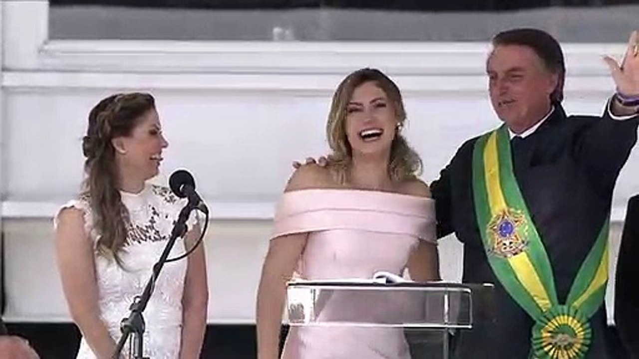 La primera dama brasileña discursa en lenguaje...