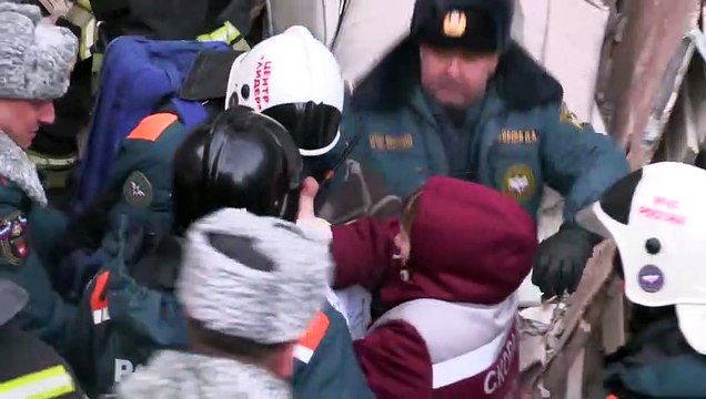 Socorristas rusos rescatan a un bebé de edificio destruido