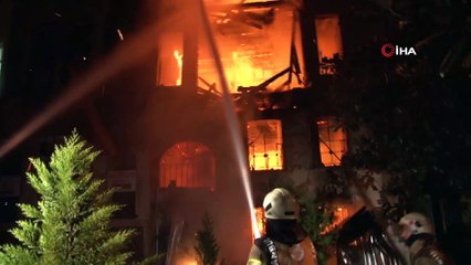 Fatih’te 3 katlı metruk binada yangın